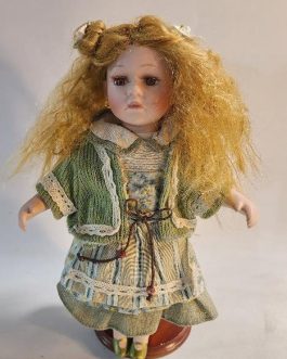 COUNTRY PORCELAIN DOLL COUNTRY COLLECTION
