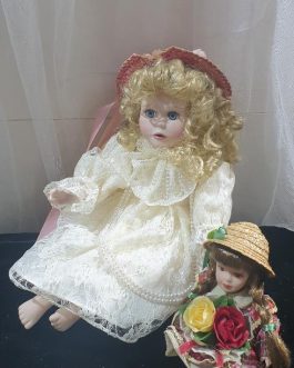 A pair of seated dolls